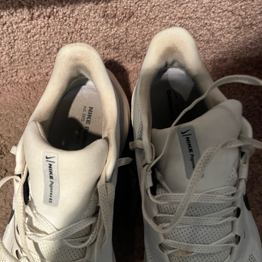 Beautiful Nike Air Zoom Cream Running Shoes size 9. Great for any athlete. - Picture 7 of 8